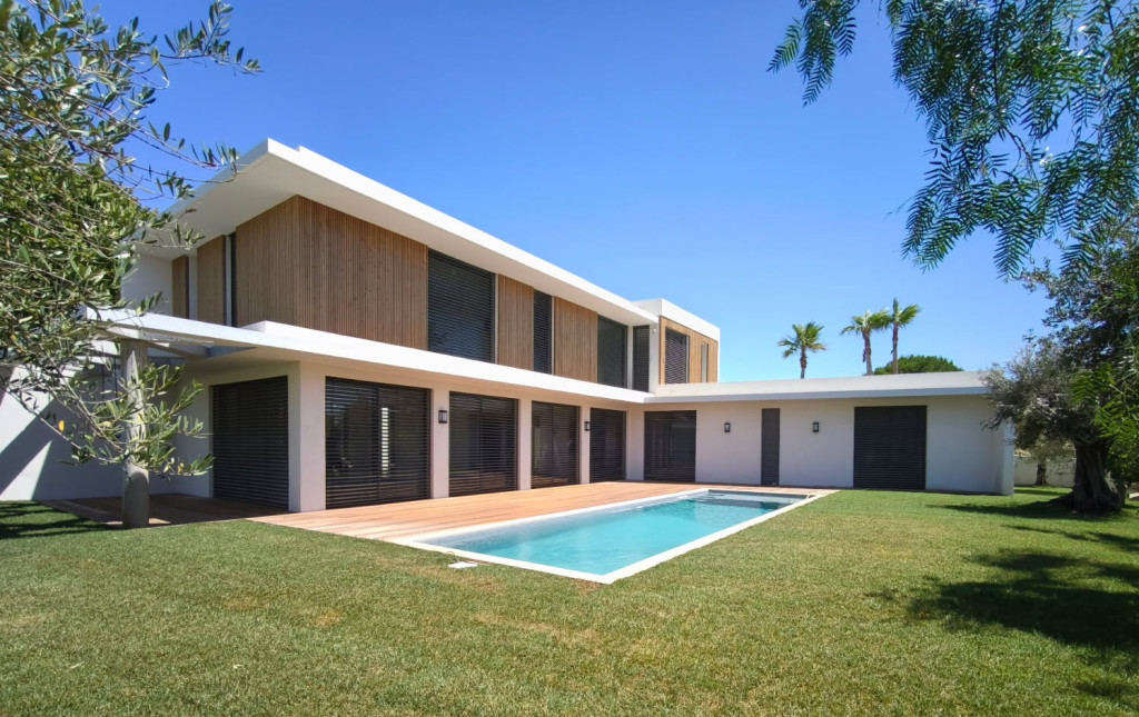 Construction d'une maison contemporaine d'habitation